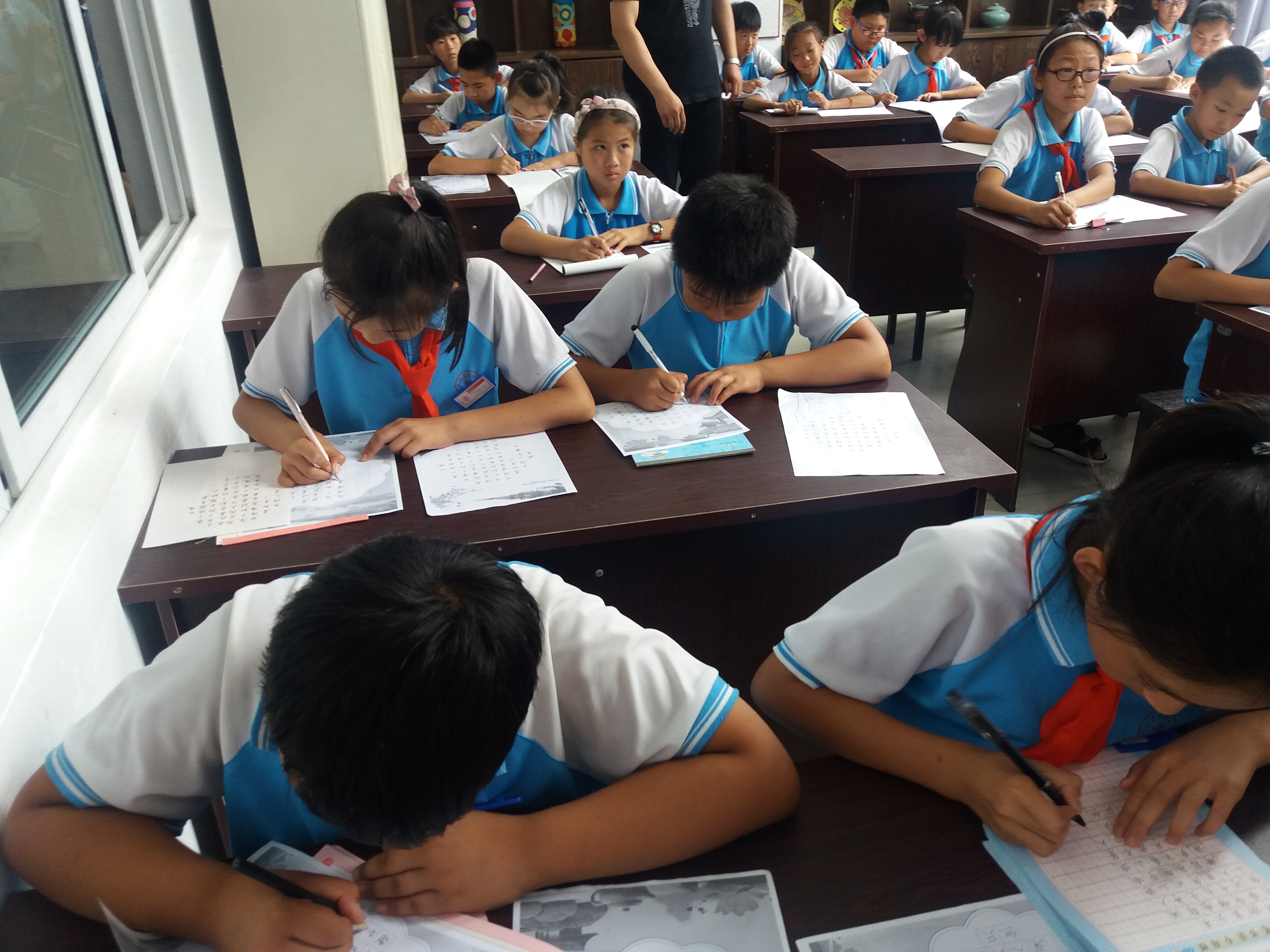 Урок каліграфії в експериментальній школі міста Дава